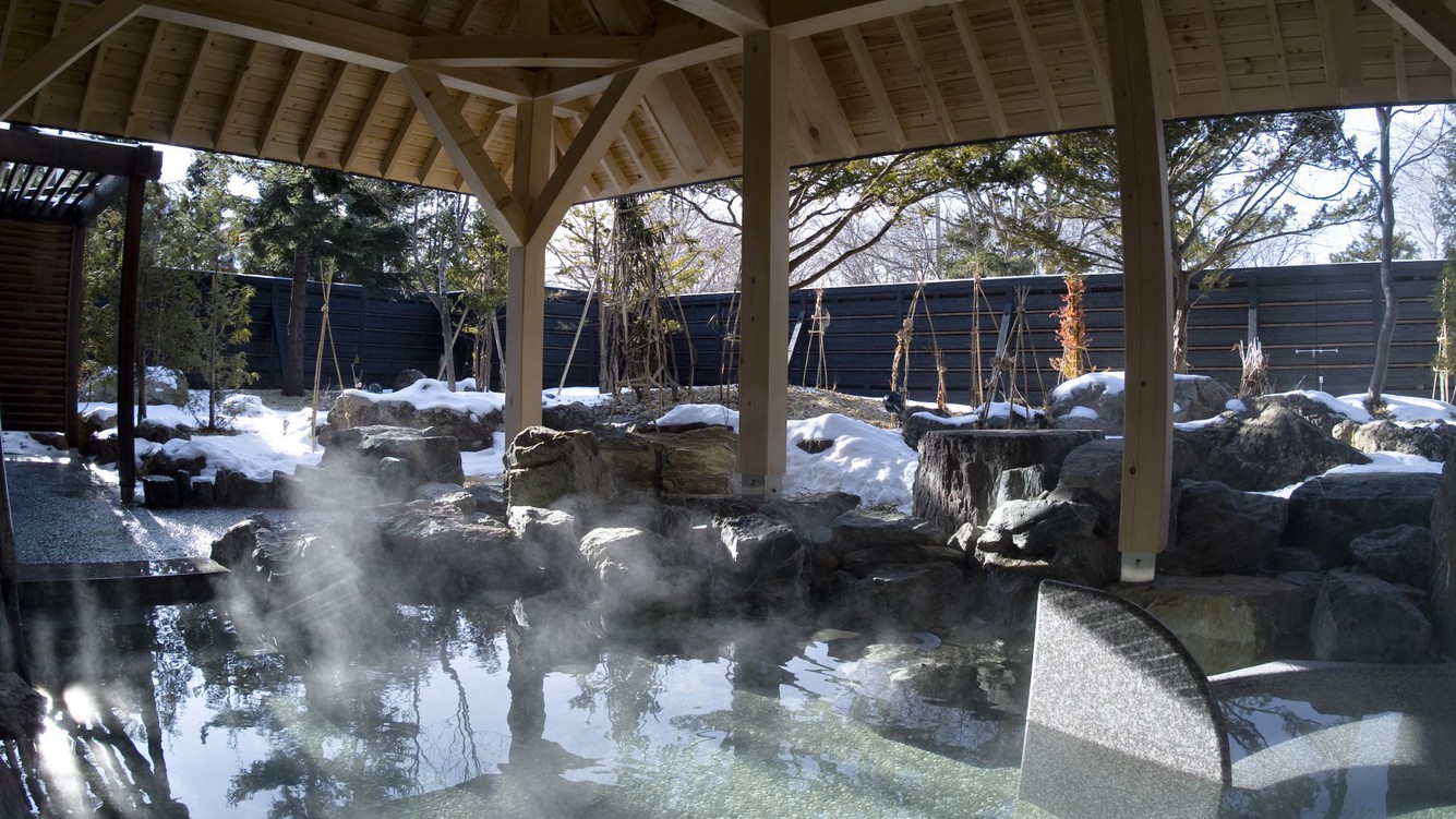 冬の露天風呂／温泉は肌がしっとりすると評判で「美人の湯」と呼ばれています。