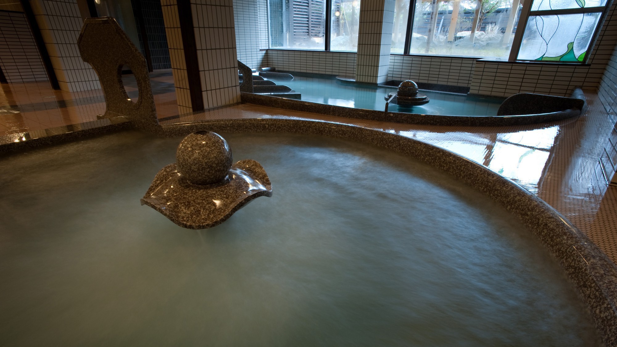 旅の疲れを癒す温泉／温泉は肌がしっとりすると評判で「美人の湯」と呼ばれています。