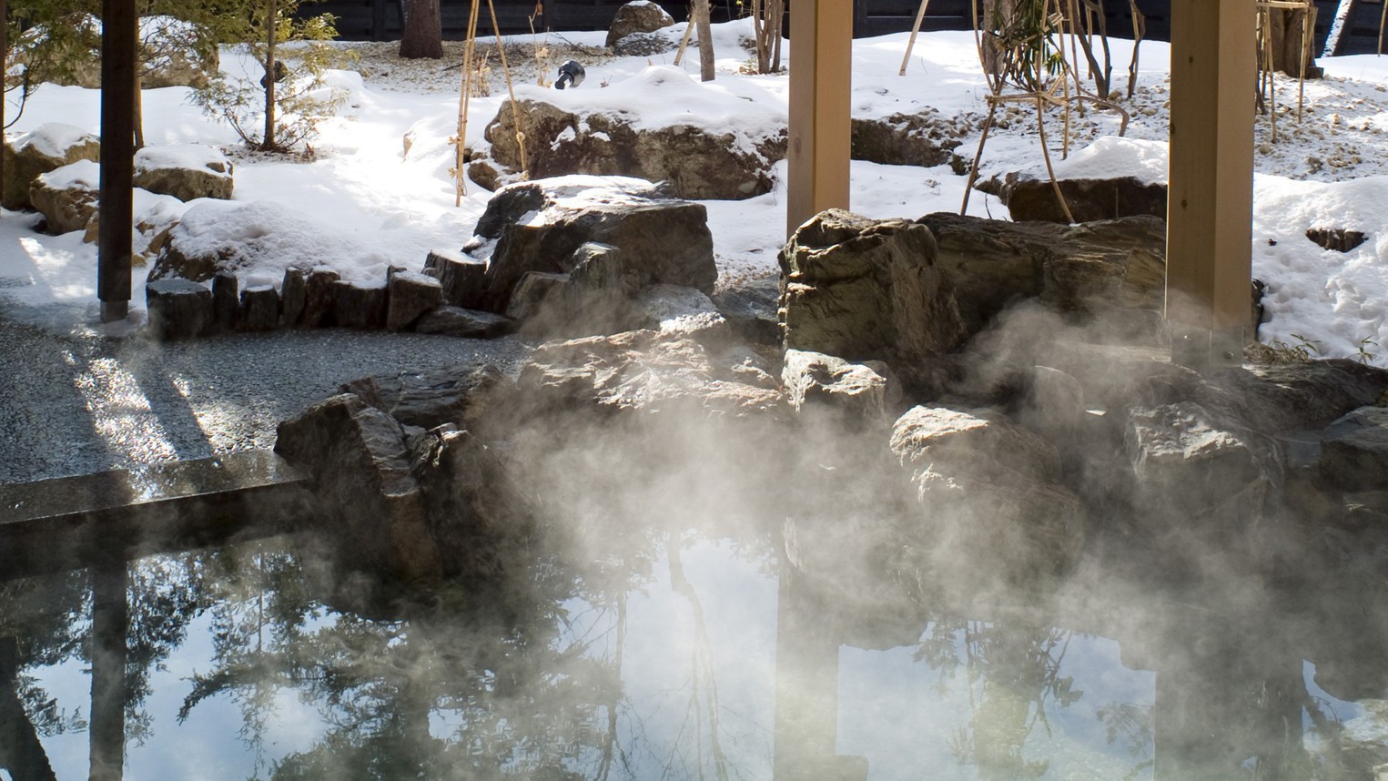 冬の露天風呂／お湯の柔らかさとしっとり感から“;美人の湯”;と呼ばれる支笏湖温泉