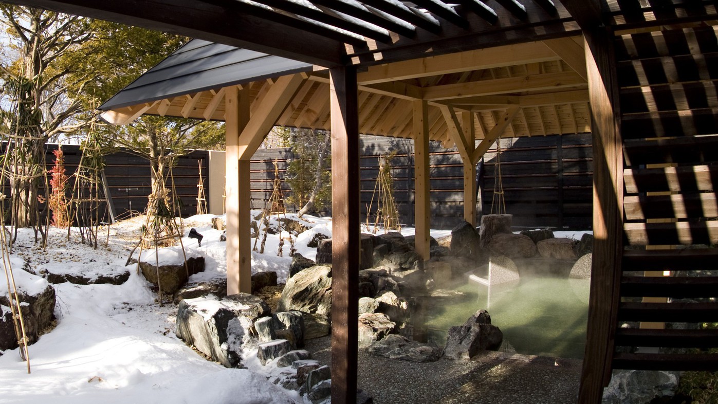 冬の露天風呂／柔らかでしっとり“;美肌の湯”;に浸かり、雪見風呂を満喫！