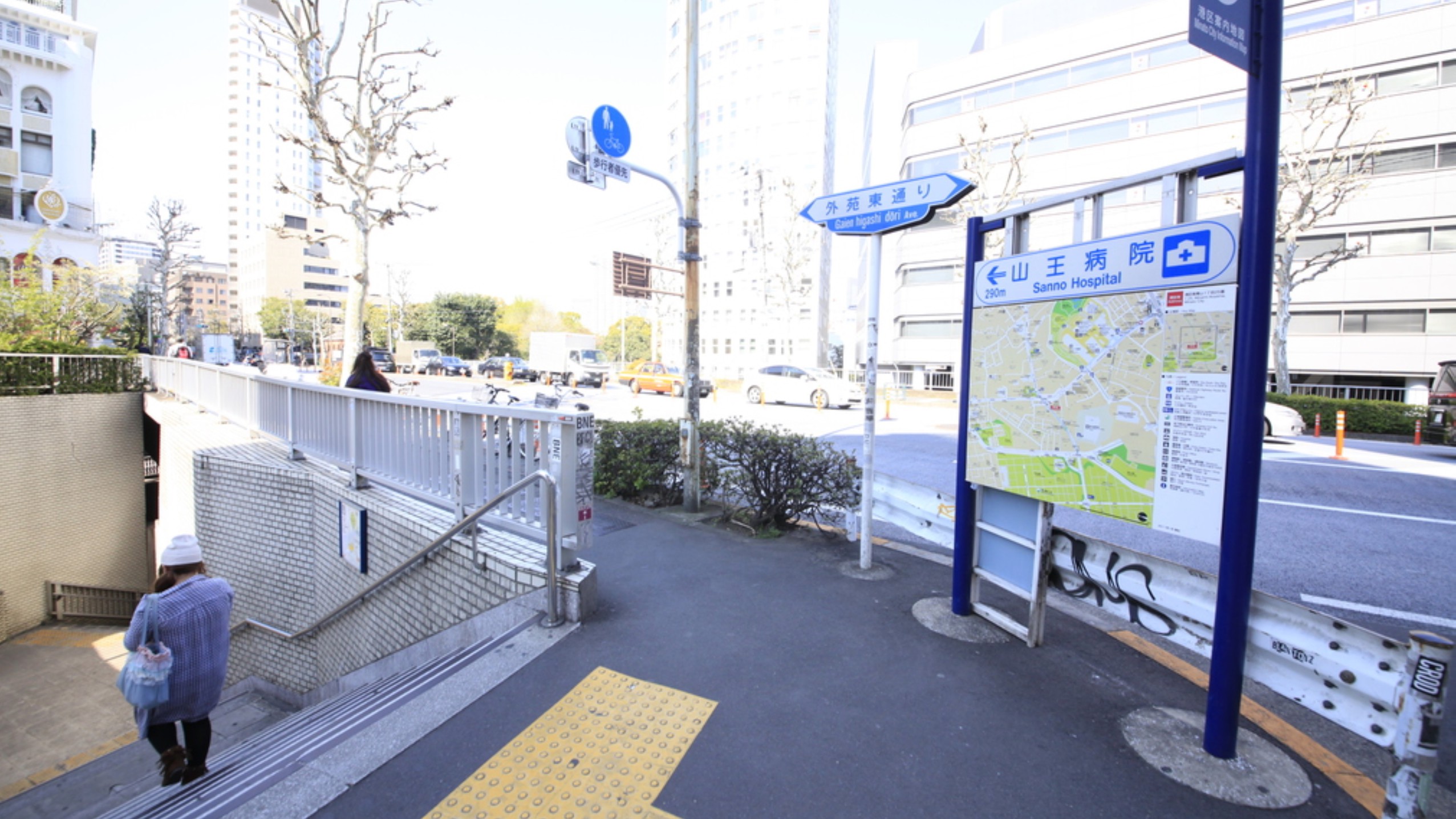アクセス（乃木坂駅)①乃木坂駅3番出口の階段を上がり、左に進みます。