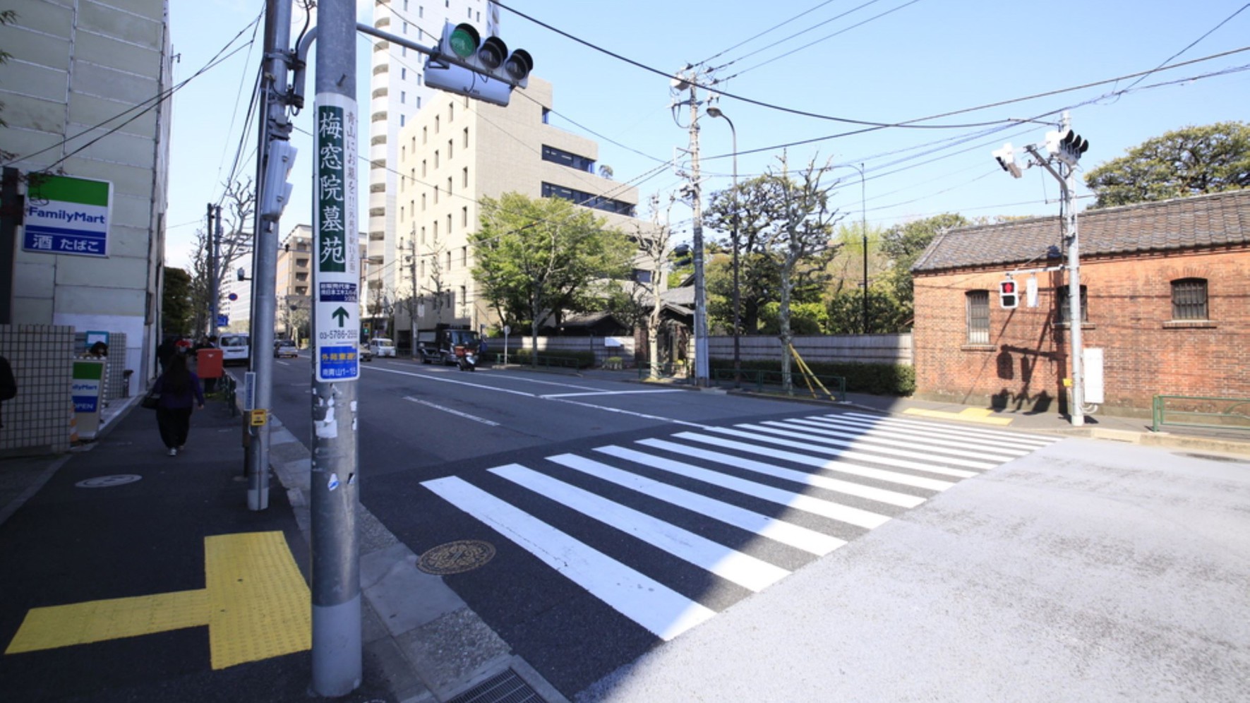 アクセス（乃木坂駅)③信号を渡り、左に進みます。