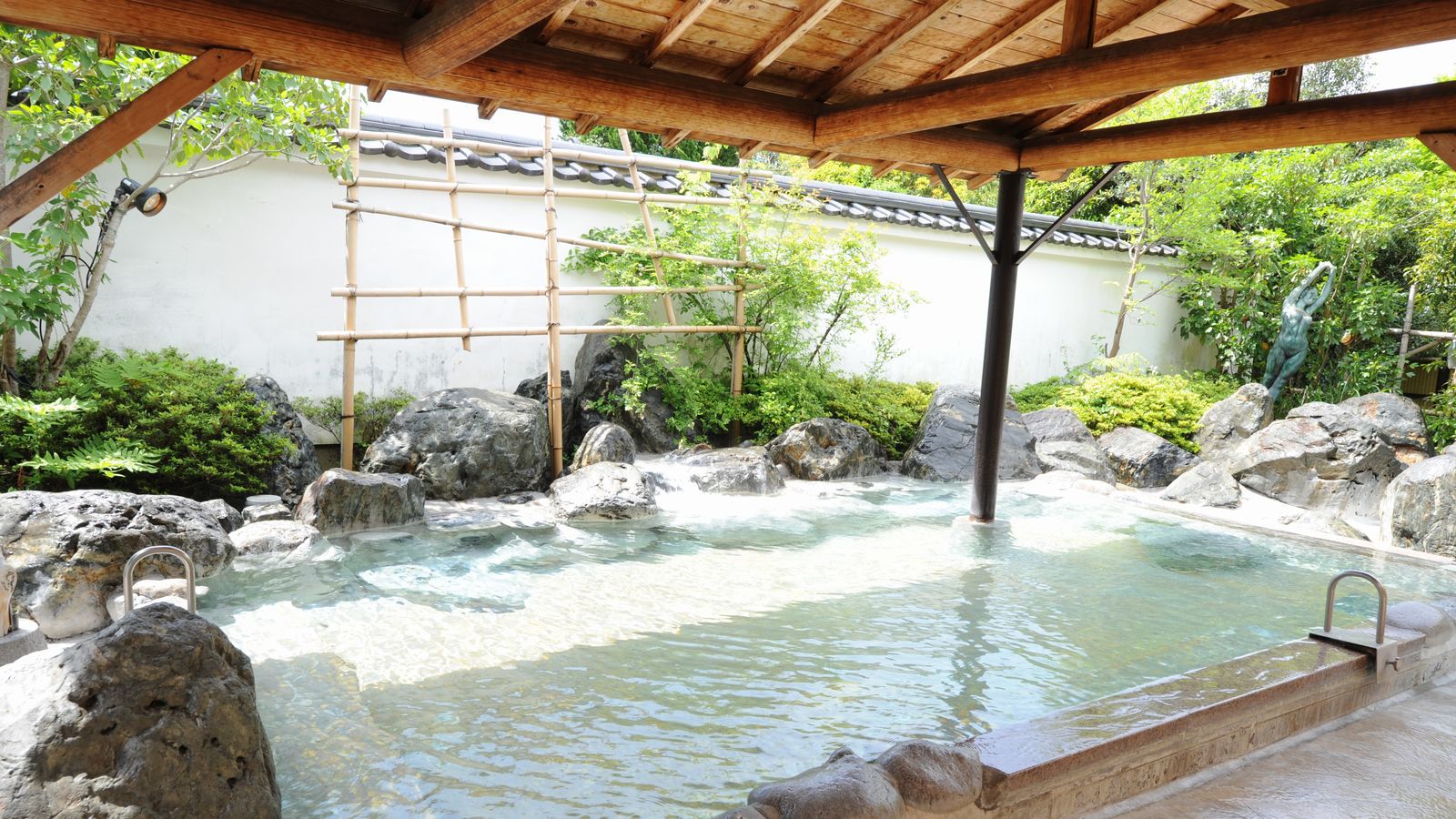 Batou Onsenkyo Nampeidai Onsen Hotel Batou Onsenkyo Nampeidai Onsen Hotel is conveniently located in the popular Nakagawa area. The property offers guests a range of services and amenities designed to provide comfort and convenience. Ser