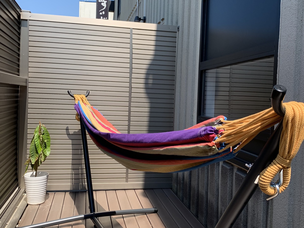 202号室ハンモックでのんびり