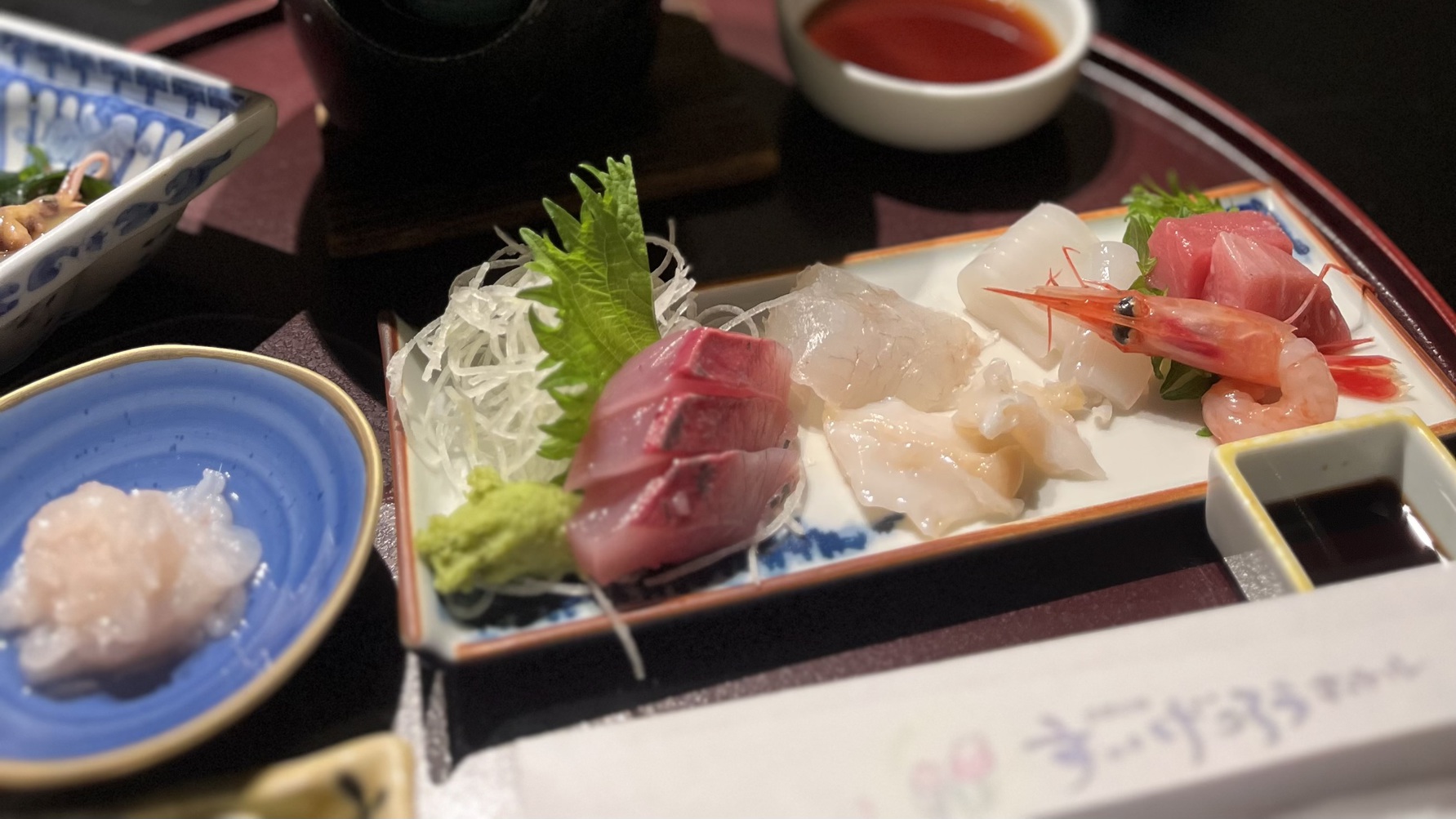 厳選された氷見直送新鮮刺身六種盛り 本日は福良来、平目、梅貝、生鮪、赤烏賊、甘海老となっております。