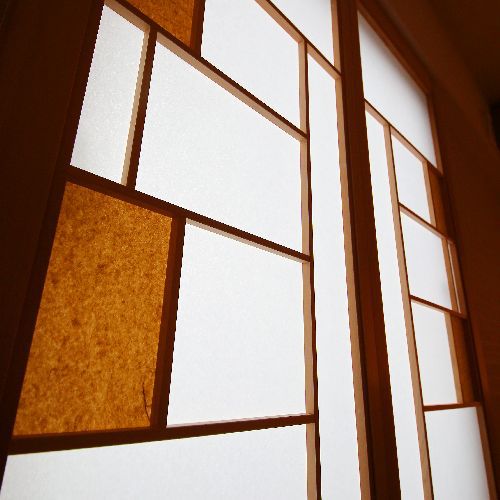 【設え】おしゃれなデザインの組障子に、照明が映し出されます。