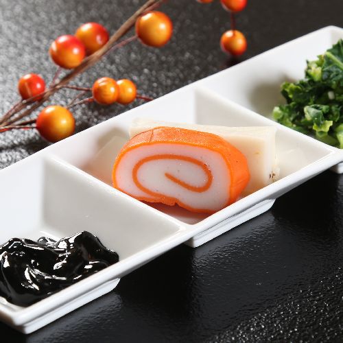 【富山名物】かまぼこ赤巻と昆布巻が主力。青魚を中心に魚をすりつぶしたものです。