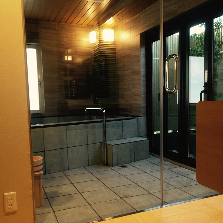 【貸切半露天風呂】空中庭園（坪庭）付の和モダンな湯