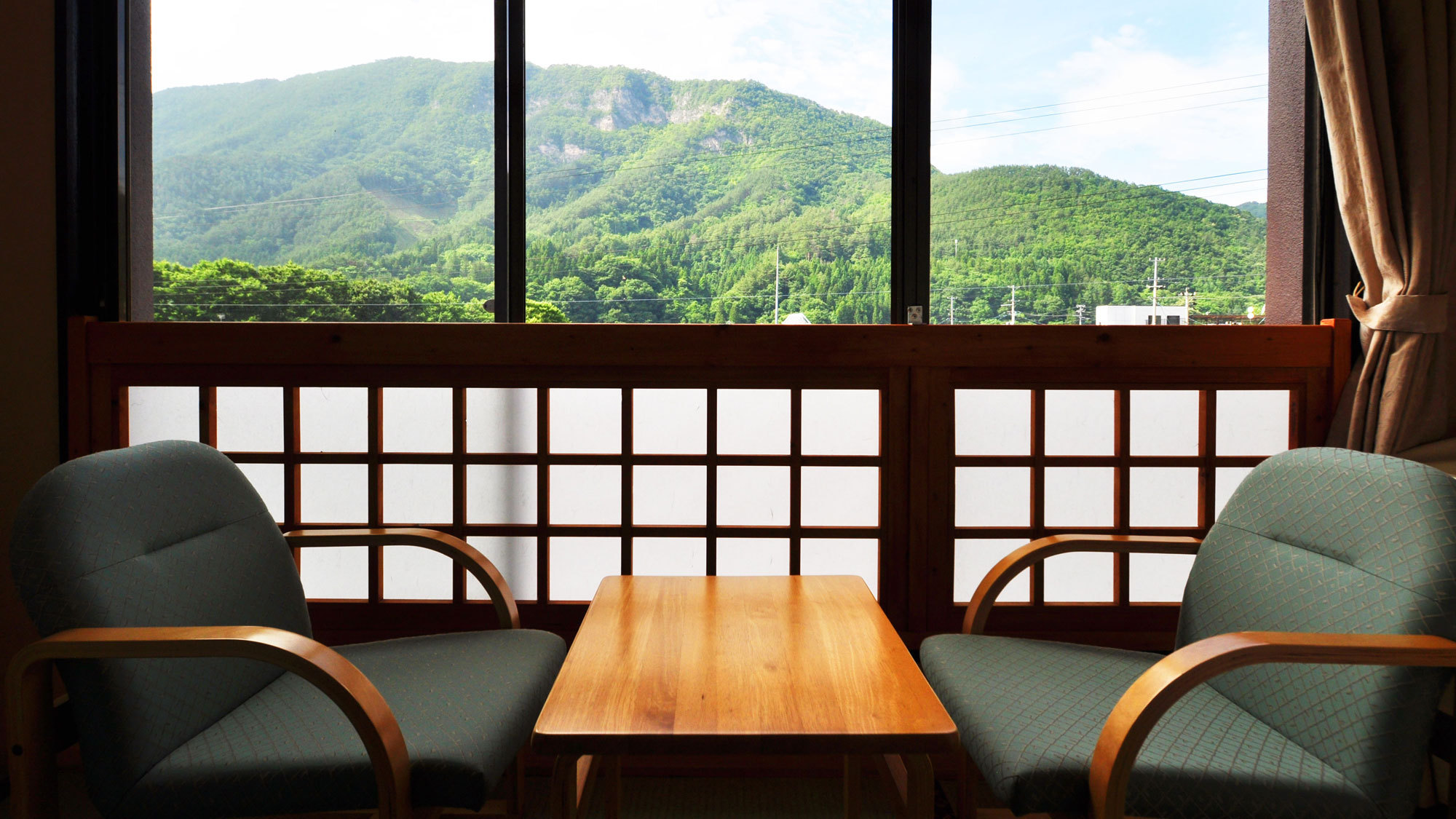 【和室8畳】窓辺には自然を残したウレイラ山の景色が見えます。