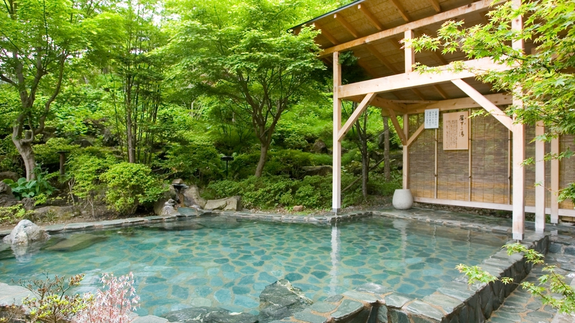 【露天 簾下りの湯(夏)】男性用露天風呂。岩手山を望み、開放感と野趣あふれる露天風呂です。