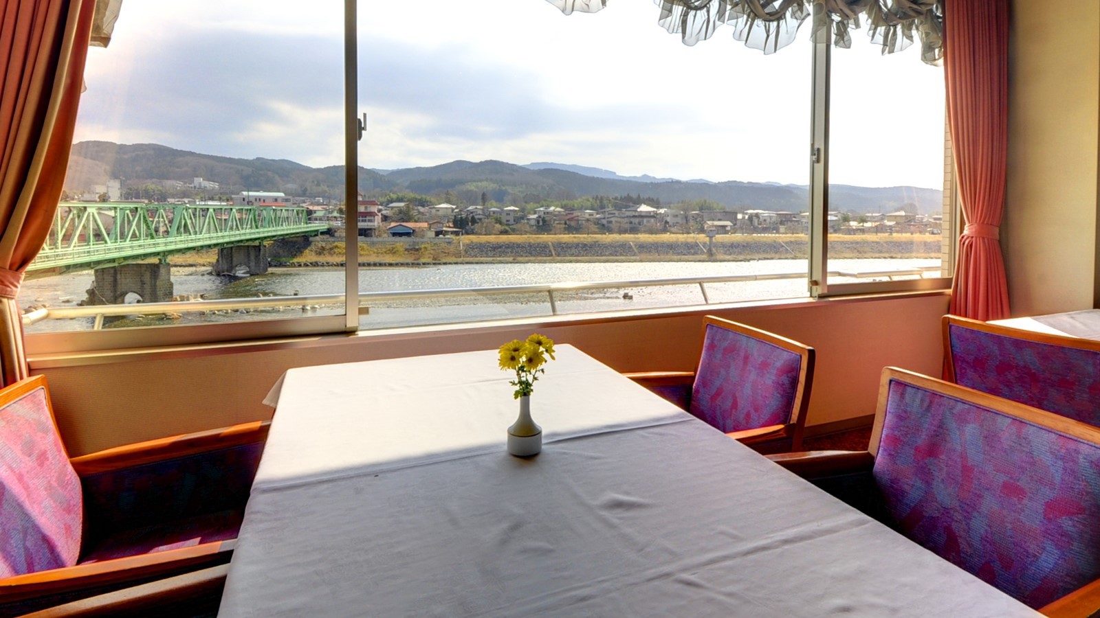 *レストラン／窓際の席から那珂川を眺められるレストラン