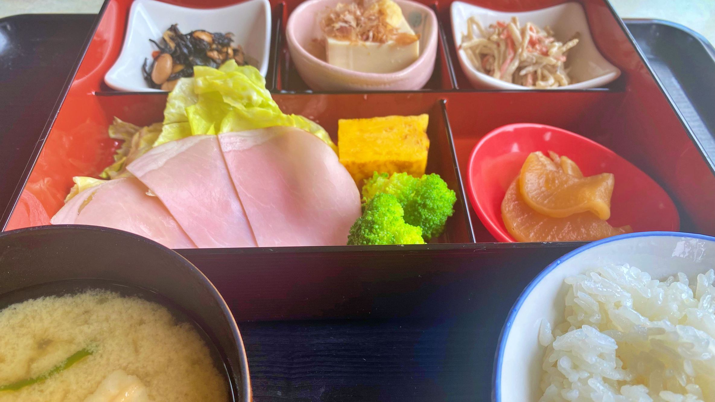 【朝食イメージ】ご飯は、信州・佐久産のこしひかりを使用しています。信州産の中で人気の高いお米です。