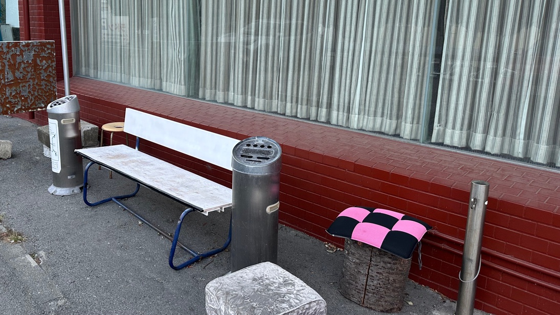 お部屋を含めて館内では喫煙はできません。 入り口を出て、右側に喫煙所を設けております。