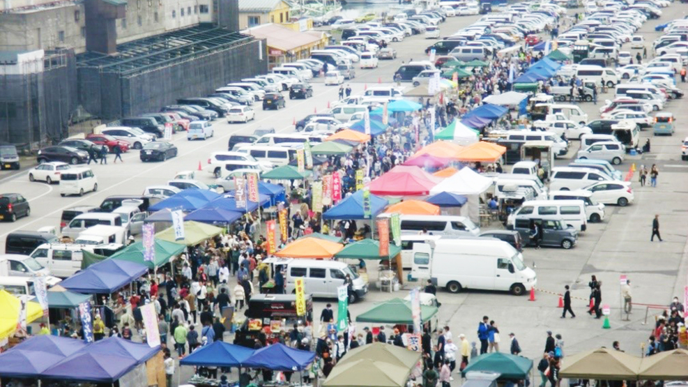 【観光名所】館鼻朝市車で約13分循環バスのバス停まで3分