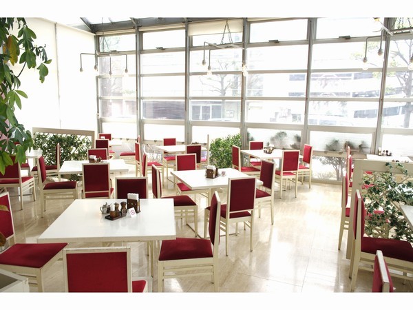 レストラン：明るくスタイリッシュな空間でお寛ぎ下さい♪