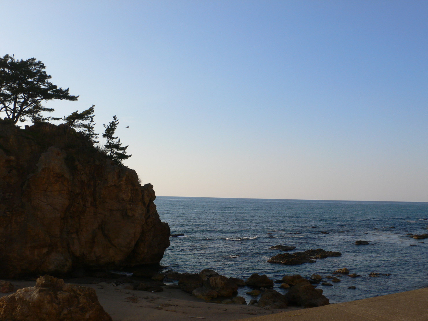 白岩と春の海