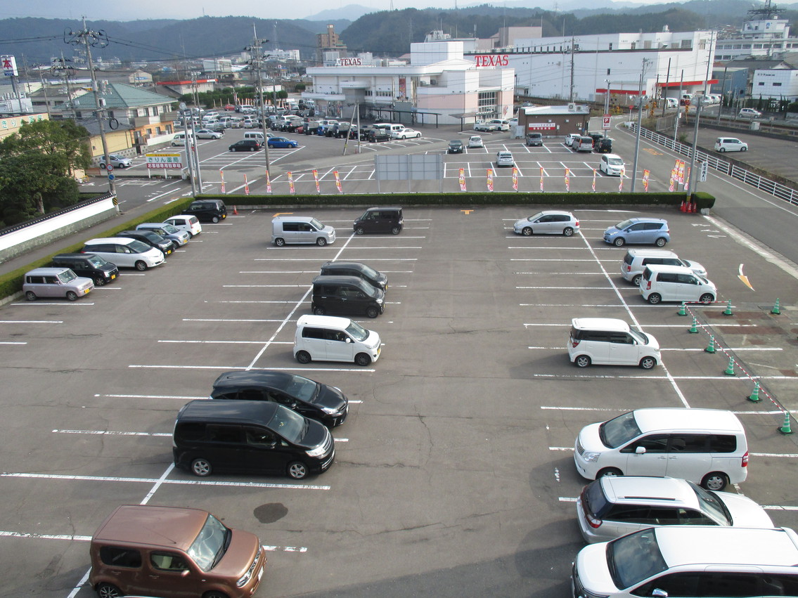 広々無料平面駐車場完備
