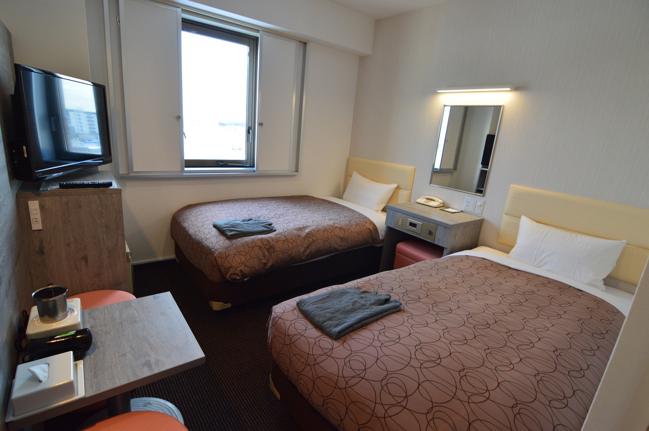 小さなホワイトツインルーム