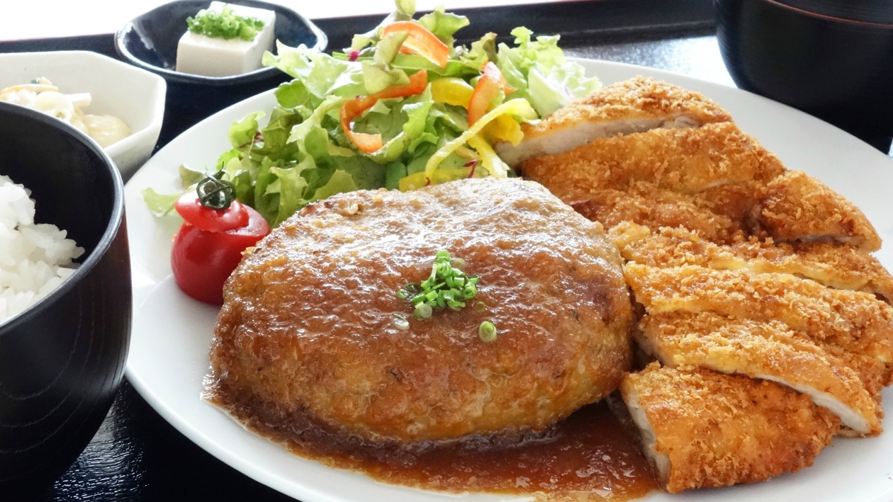 肉食堂よかよか名物”;デカ盛りメニュー”;ハンバーグ&チキンカツ！※メニューは撮影当時のイメージです。