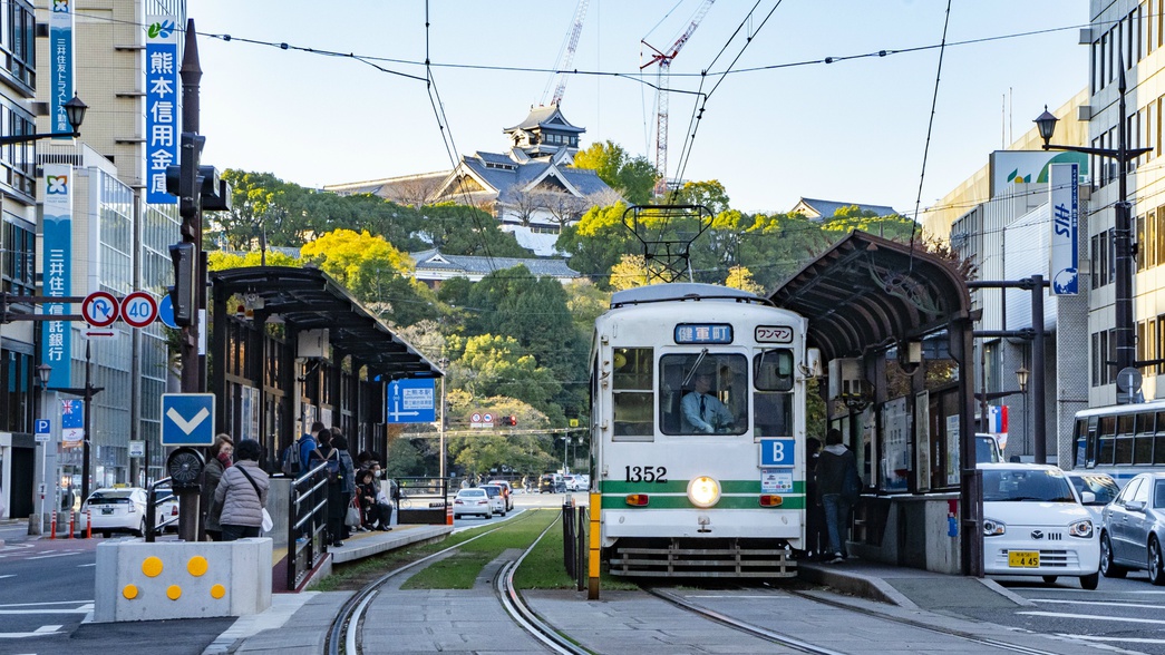 熊本市内を結ぶ路面電車。最寄り駅の「田崎橋」駅〜当館へは徒歩約15分。1日乗車券もあり観光に便利！