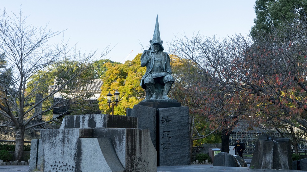 【加藤清正公像】熊本城・城彩苑へと続く坂の手前に立ち、写真スポットとして多くの観光客が訪れています。