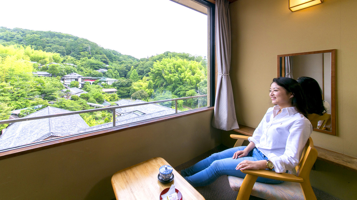 【源氏山を望む和室12.5畳】木の香いっぱいの数寄屋造りの部屋で至高の寛ぎを！