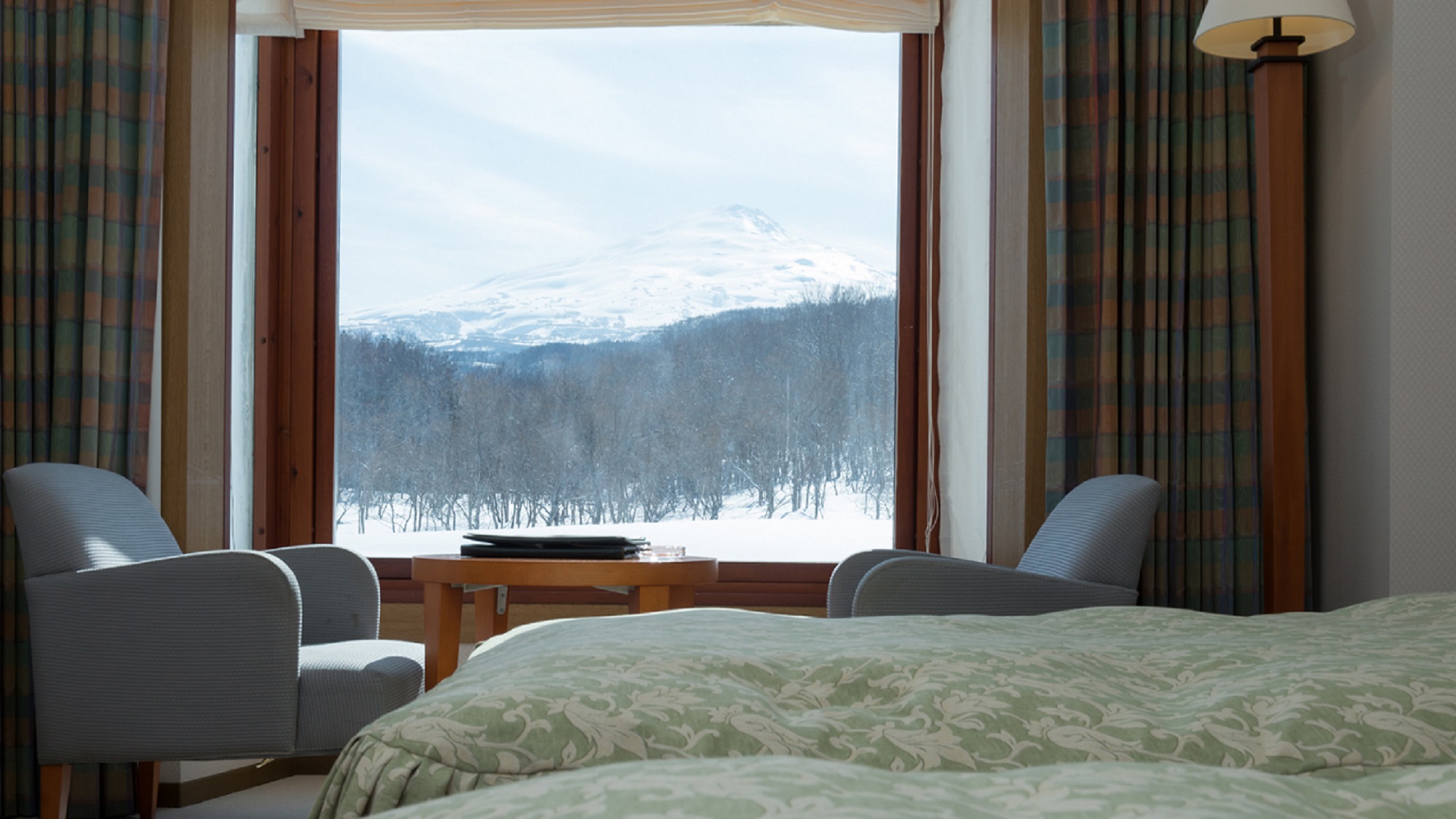 客室から望む雪景色の鳥海山