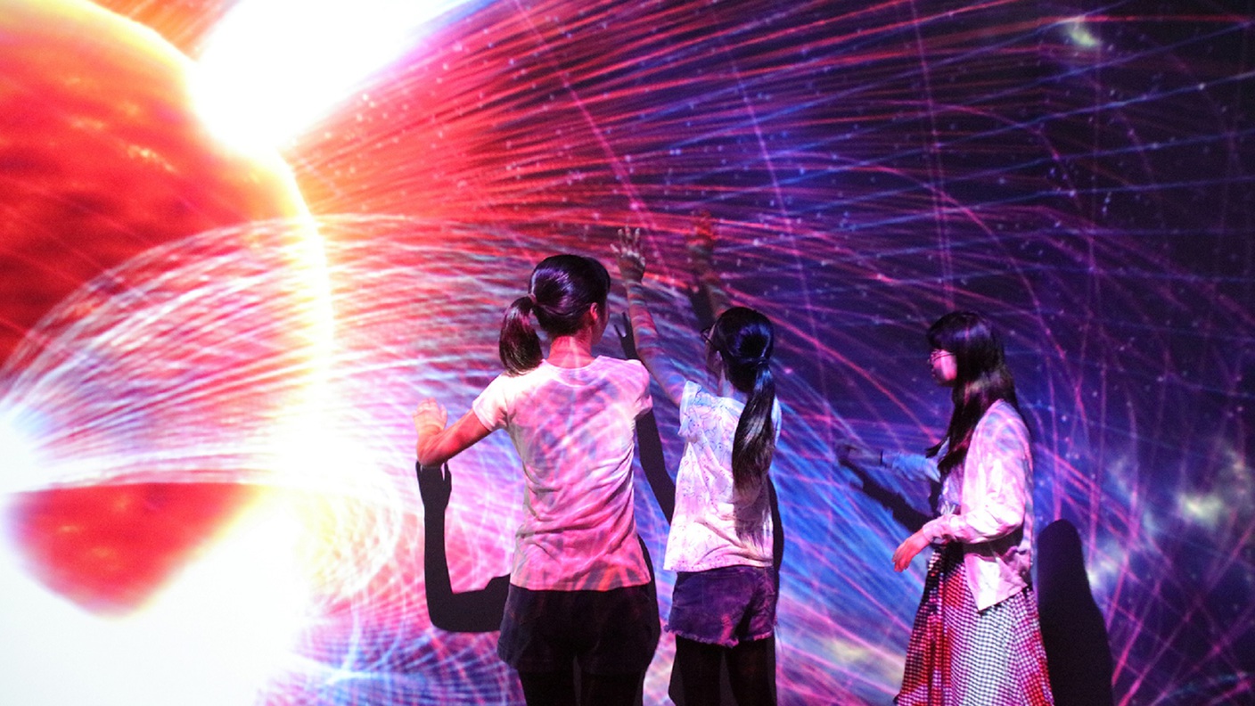 「TDK未来館」光のオブジェが幻想的な光景を見せてくれます。