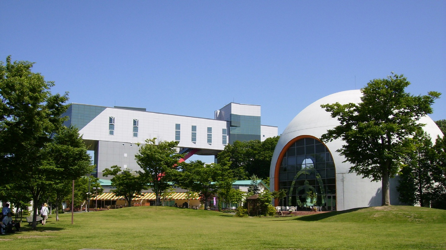 【秋田ふるさと村】右側のドームでプラネタリウム・ファンタジーをお楽しみいただけます。
