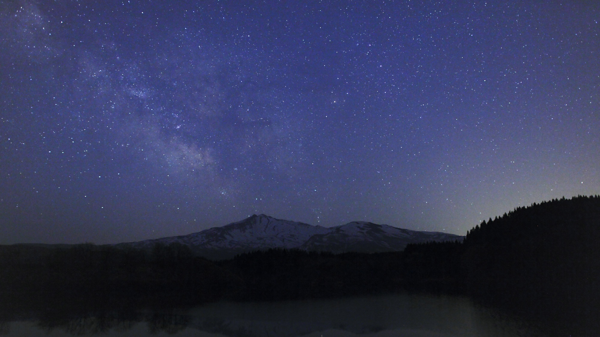 【周辺の星空】湖畔から望む満天の星空