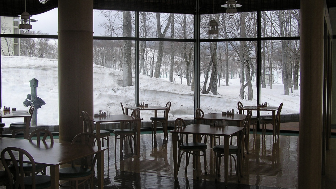 【レストラン】外には雪景色が広がります