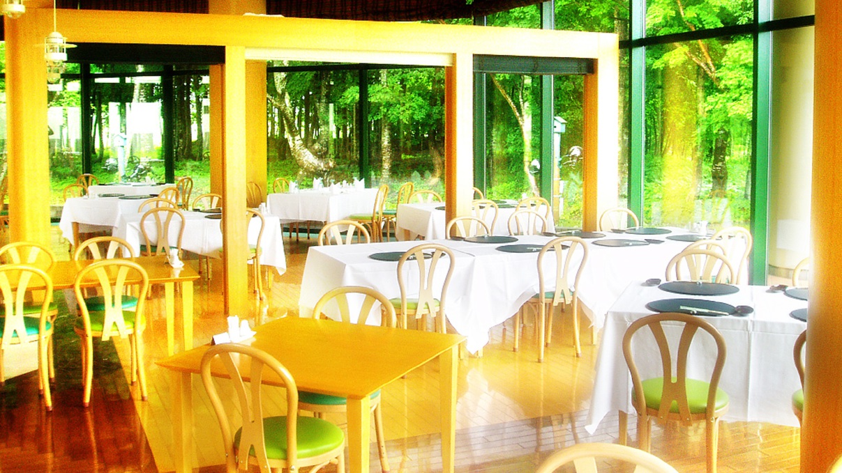【レストラン】緑につつまれた開放感あるレストラン