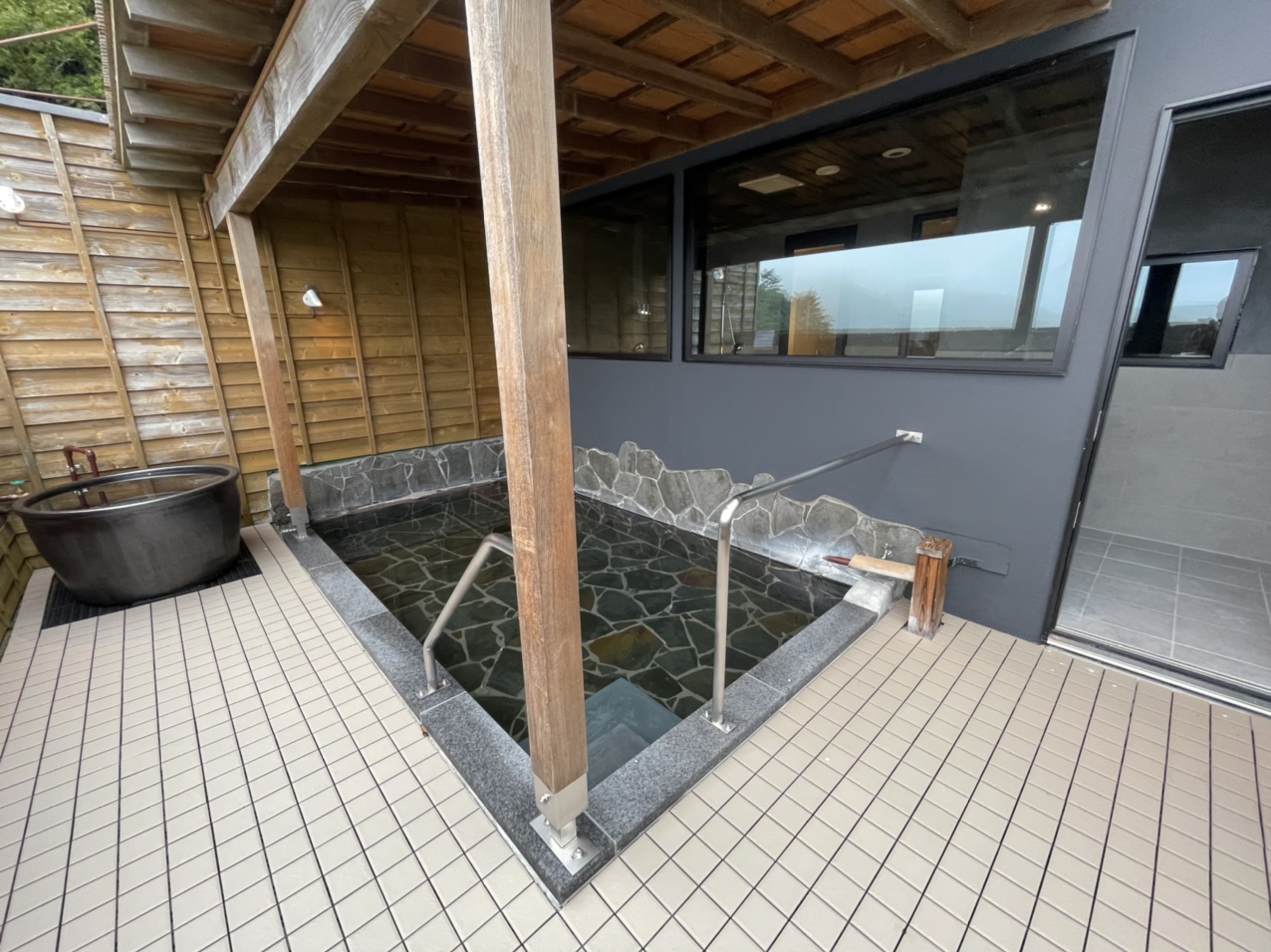 【温泉/壺水風呂】露天風呂エリアに壺水風呂も完備。