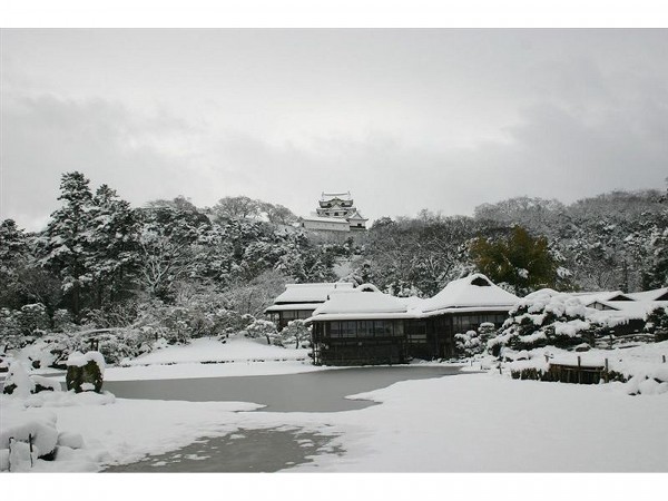 雪の彦根城玄宮園