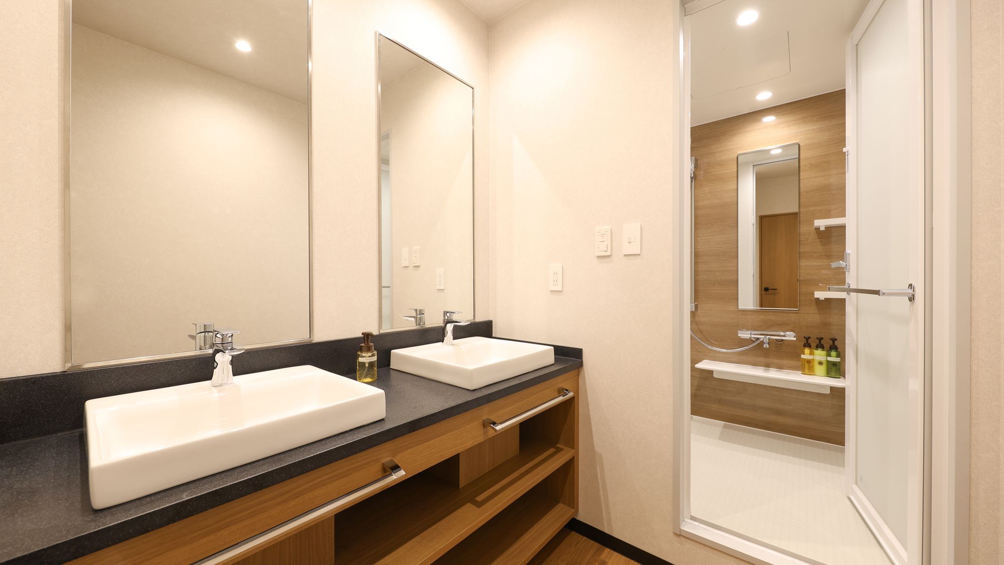 バスルーム（ファミリー5ベッド）／バス・トイレ別、洗面台2台完備