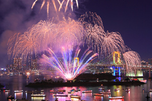【東京駅出発バスツアー】関東最大級!東京光の大祭典イルミネーション&お台場レインボー花火観覧クルーズ