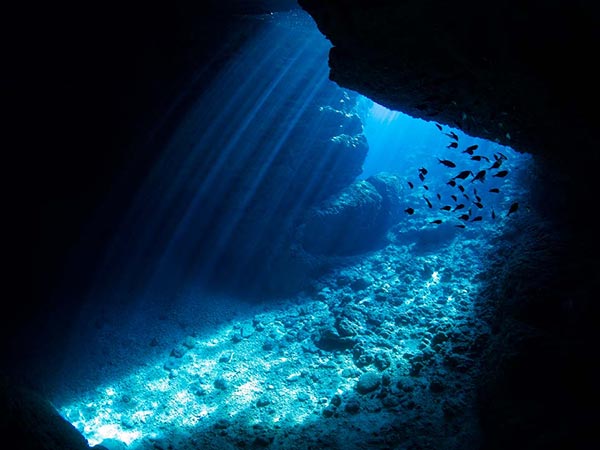 自然が生み出す神秘の光景「青の洞窟」を見に行こう！