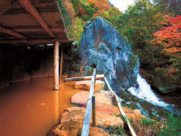 大正１２年創業　黄金色の巨石露天風呂　横谷温泉旅館